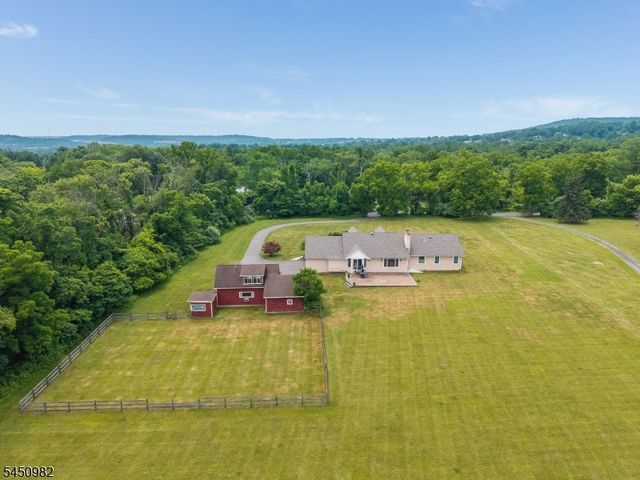 80 Deer Hill Rd, Tewksbury Twp., NJ 08833