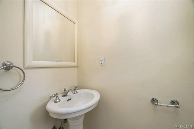 7 Susan Court, White Plains, NY 10605