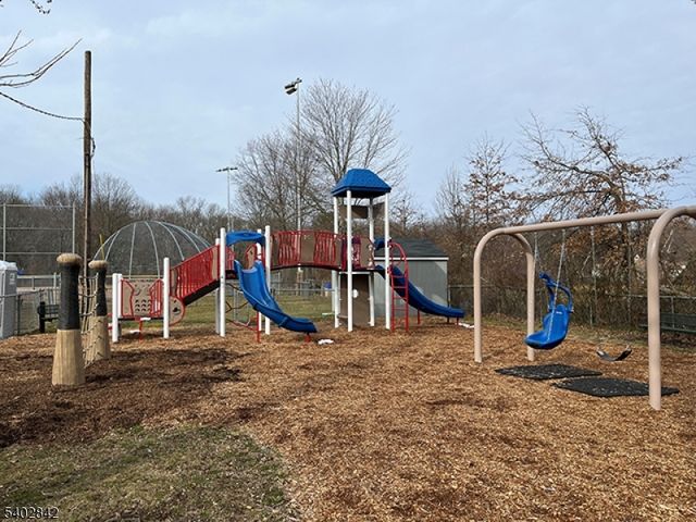 29 Ideal St, Long Hill Twp., NJ 07933