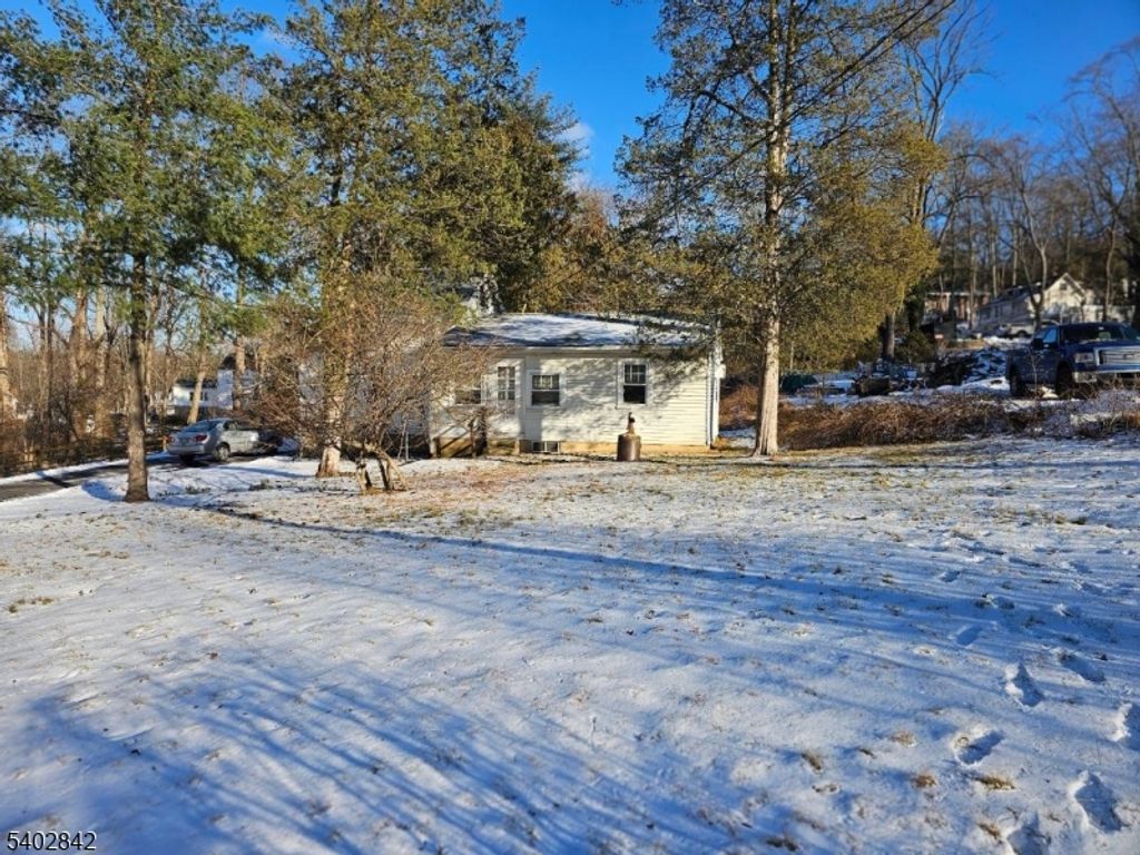 29 Ideal St, Long Hill Twp., NJ 07933