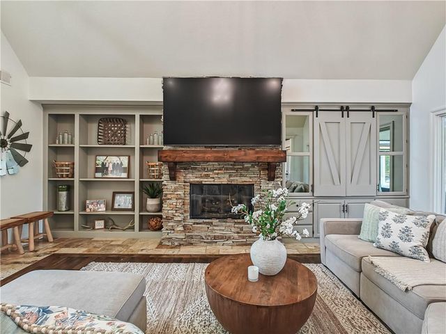 31600 W 115TH Street, Olathe, KS 66061