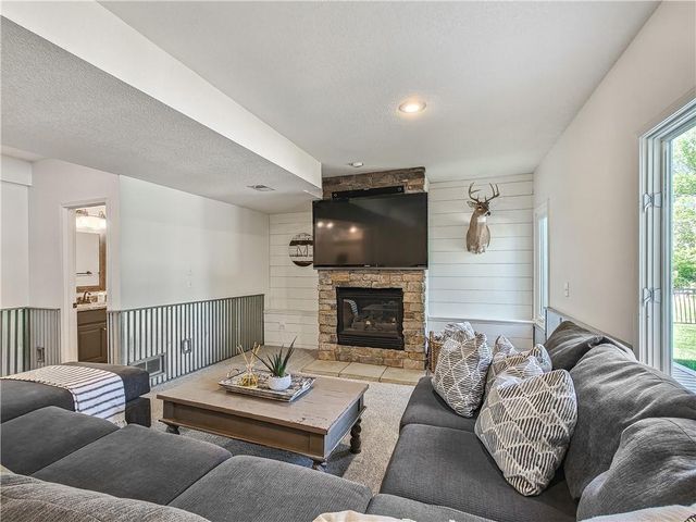 31600 W 115TH Street, Olathe, KS 66061