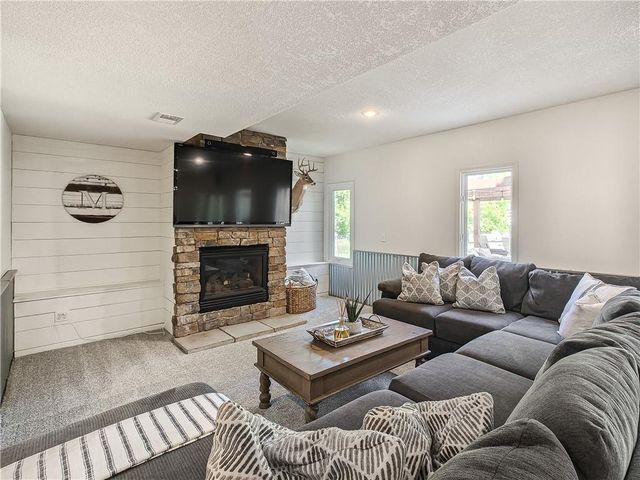 31600 W 115TH Street, Olathe, KS 66061