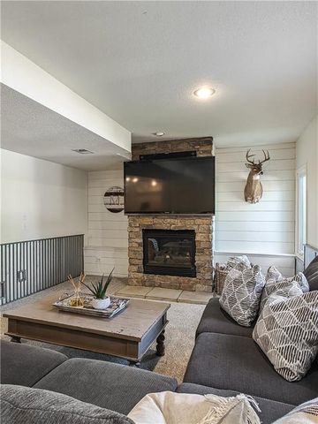 31600 W 115TH Street, Olathe, KS 66061