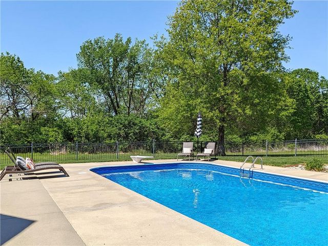 31600 W 115TH Street, Olathe, KS 66061