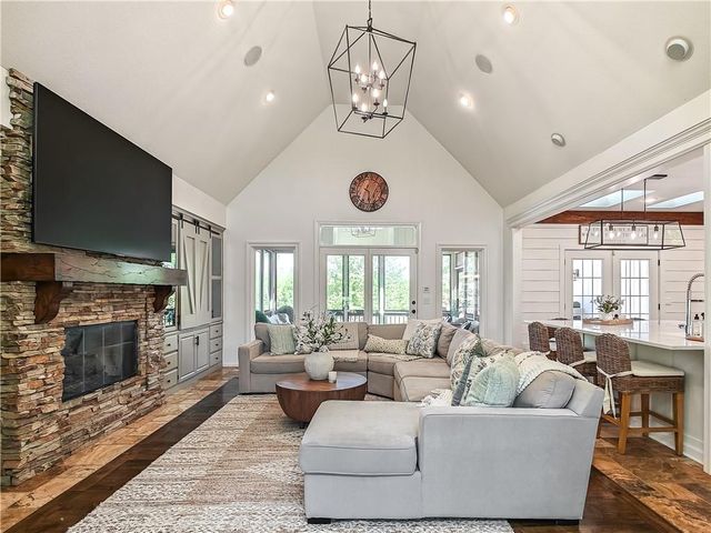 31600 W 115TH Street, Olathe, KS 66061