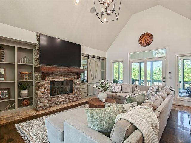 31600 W 115TH Street, Olathe, KS 66061