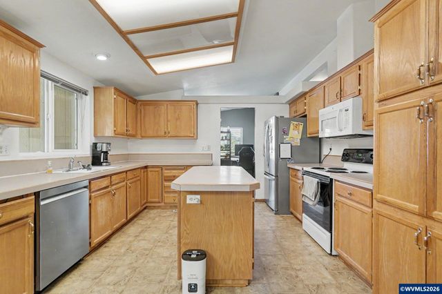 3452 Lake Vanessa Cir NW, Salem, OR 97304