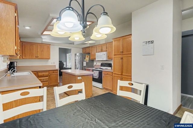 3452 Lake Vanessa Cir NW, Salem, OR 97304