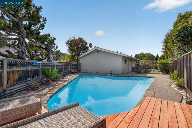 37 Alden Ct, Walnut Creek, CA 94598