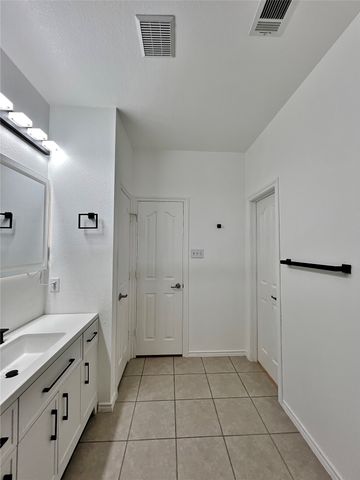 8000 Ranchvale Lane, Arlington, TX 76002
