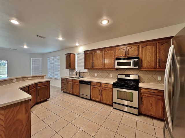 8000 Ranchvale Lane, Arlington, TX 76002