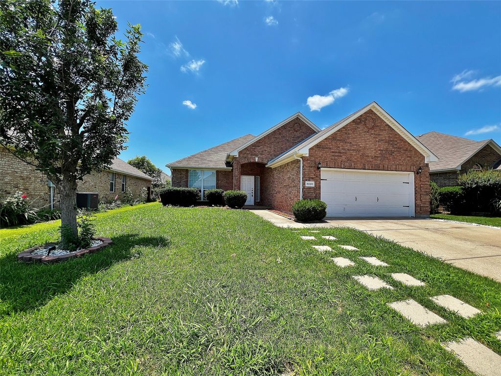 8000 Ranchvale Lane, Arlington, TX 76002