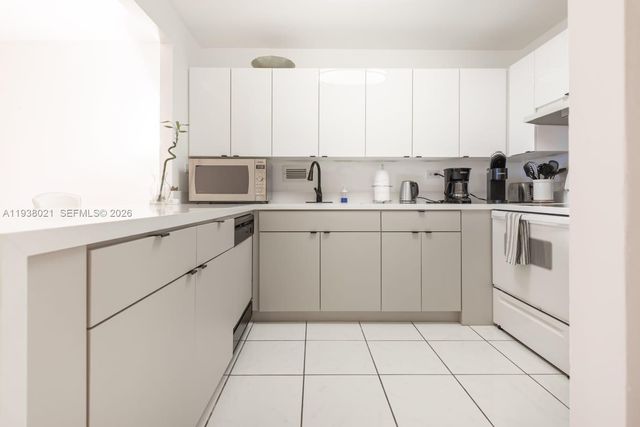 2301 Collins Ave 423, Miami Beach, FL 33139