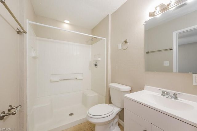 800 Jarmilla LN, Fort Myers, FL 33905
