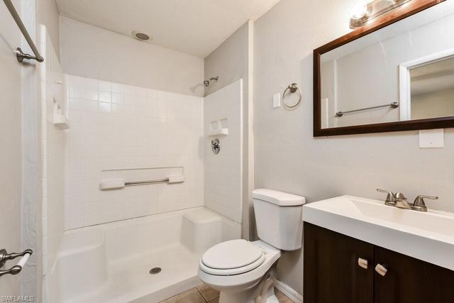 800 Jarmilla LN, Fort Myers, FL 33905