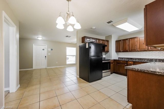 800 Jarmilla LN, Fort Myers, FL 33905
