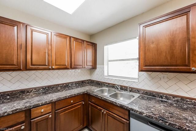 800 Jarmilla LN, Fort Myers, FL 33905
