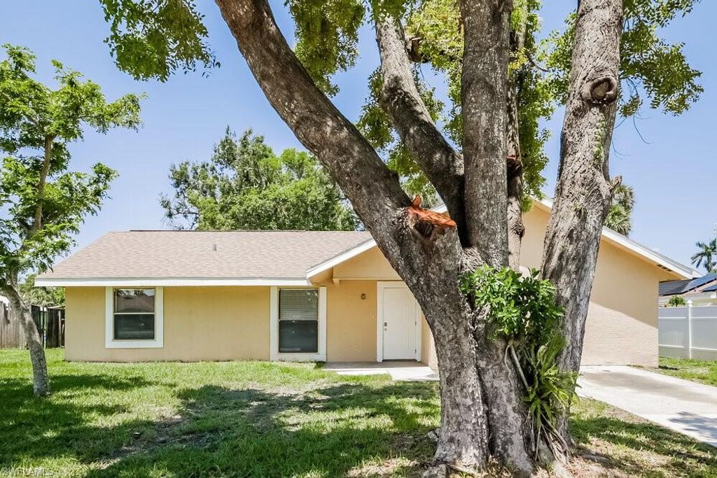 800 Jarmilla LN, Fort Myers, FL 33905