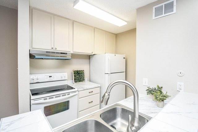 17331 Red Oak Drive 24, Houston, TX 77090