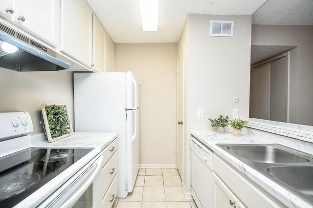 17331 Red Oak Drive 24, Houston, TX 77090