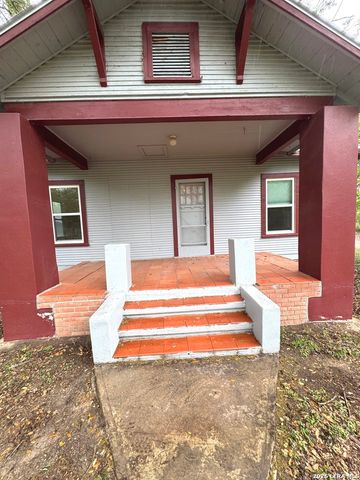 265 County Road 5227, Hondo, TX 78861