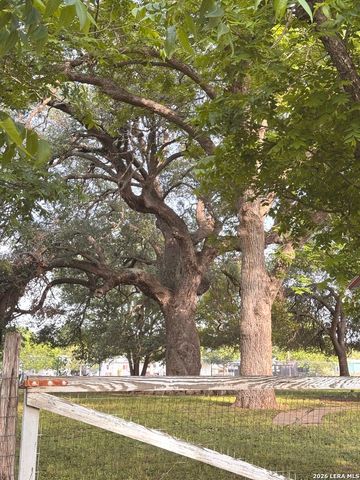 265 County Road 5227, Hondo, TX 78861