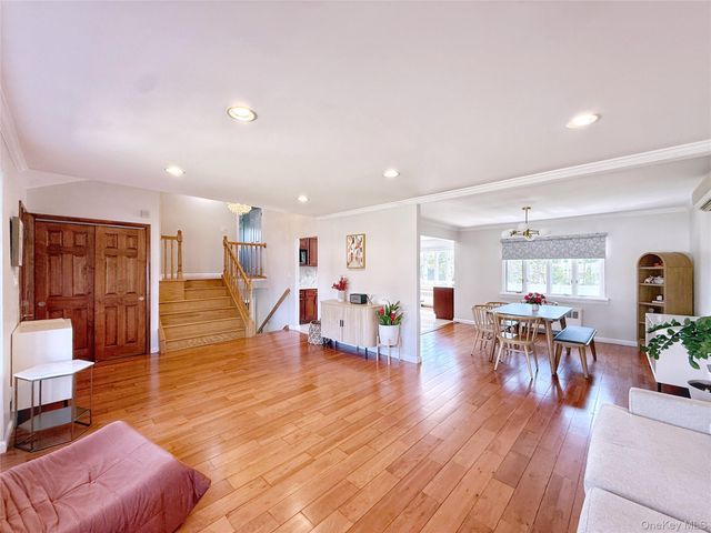 311 Southwood Circle, Syosset, NY 11791