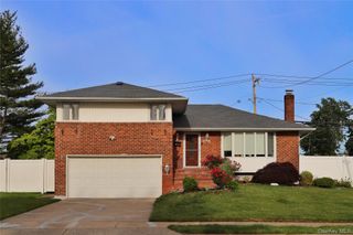 311 Southwood Circle, Syosset, NY 11791