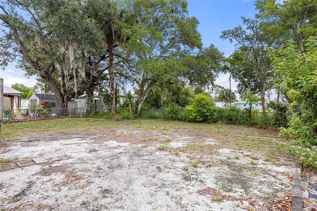 1113 OAKLAND CIRCLE, Tavares, FL 32778