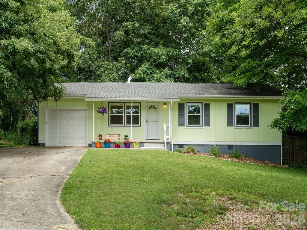 14 Fox Run Place, Fairview, NC 28730