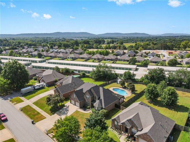6253 W Persimmon Street, Fayetteville, AR 72704
