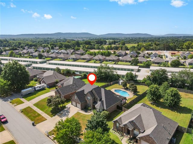 6253 W Persimmon Street, Fayetteville, AR 72704