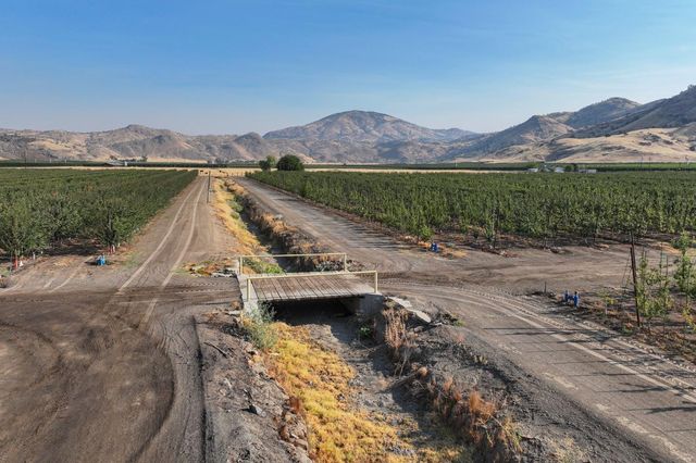 3905 S Hills Valley Road, Orange Cove, CA 93646