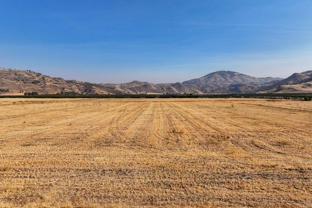 3905 S Hills Valley Road, Orange Cove, CA 93646