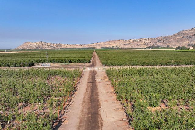 3905 S Hills Valley Road, Orange Cove, CA 93646