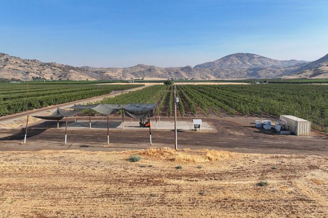 3905 S Hills Valley Road, Orange Cove, CA 93646