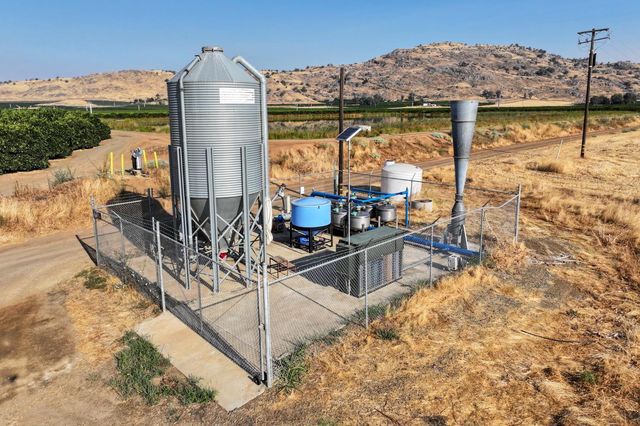 3905 S Hills Valley Road, Orange Cove, CA 93646