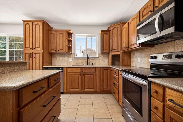 2964 Kennedy Dr, Yuba City, CA 95993