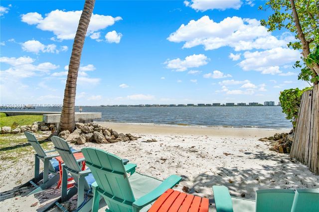 1516 S Lakeside Drive 105, Lake Worth, FL 33460