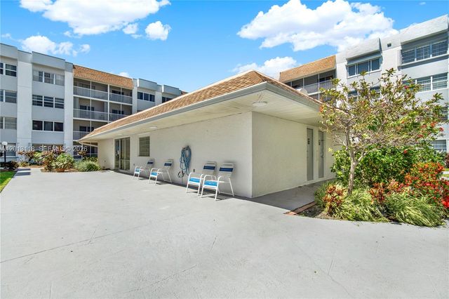 1516 S Lakeside Drive 105, Lake Worth, FL 33460