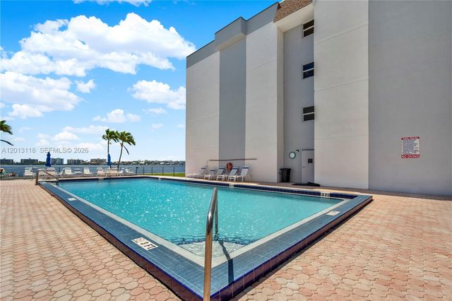 1516 S Lakeside Drive 105, Lake Worth, FL 33460