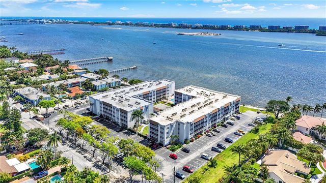 1516 S Lakeside Drive 105, Lake Worth, FL 33460