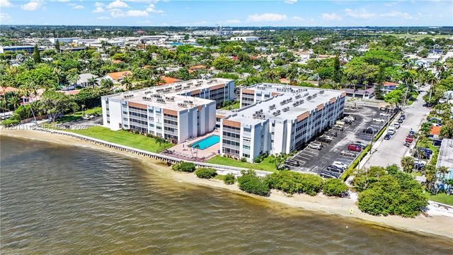 1516 S Lakeside Drive 105, Lake Worth, FL 33460