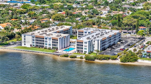 1516 S Lakeside Drive 105, Lake Worth, FL 33460