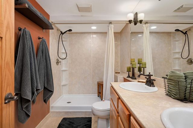 289 5th Street E 403, Saint Paul, MN 55101