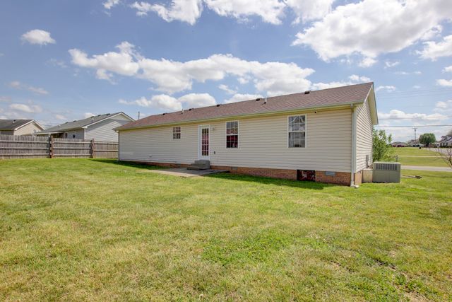 112 Pappy Dr, Oak Grove, KY 42262