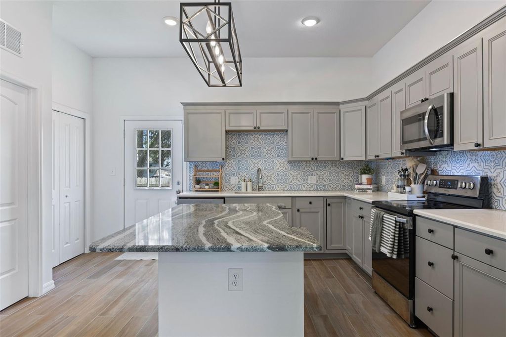 Image 6 of property listing at 3403 E 10TH AVENUE, Tampa, FL 33605