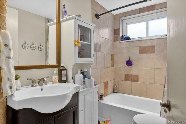 7975 Bendix Road, Genoa Township, MI 48114