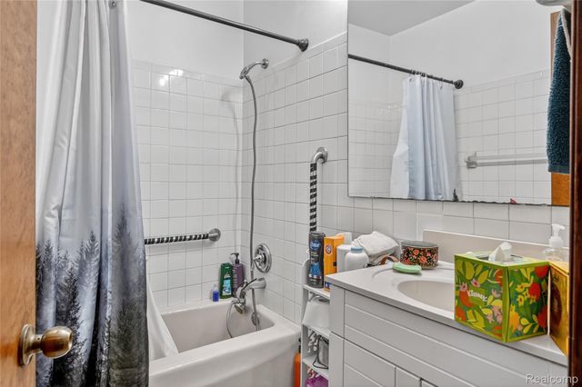 7975 Bendix Road, Genoa Township, MI 48114